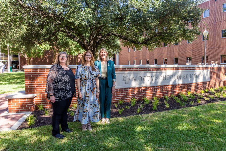 Photo of School of Education Dean, Shanna Hagan-Burke alongside Frances Moody-Dahlberg and Baylor President Linda Livingstone